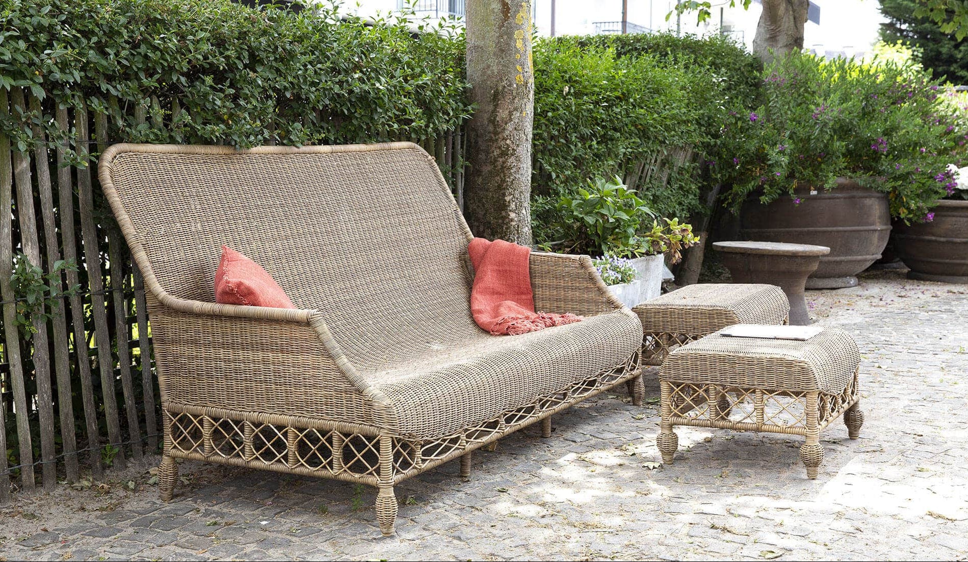 Flamant Empire garden pouf