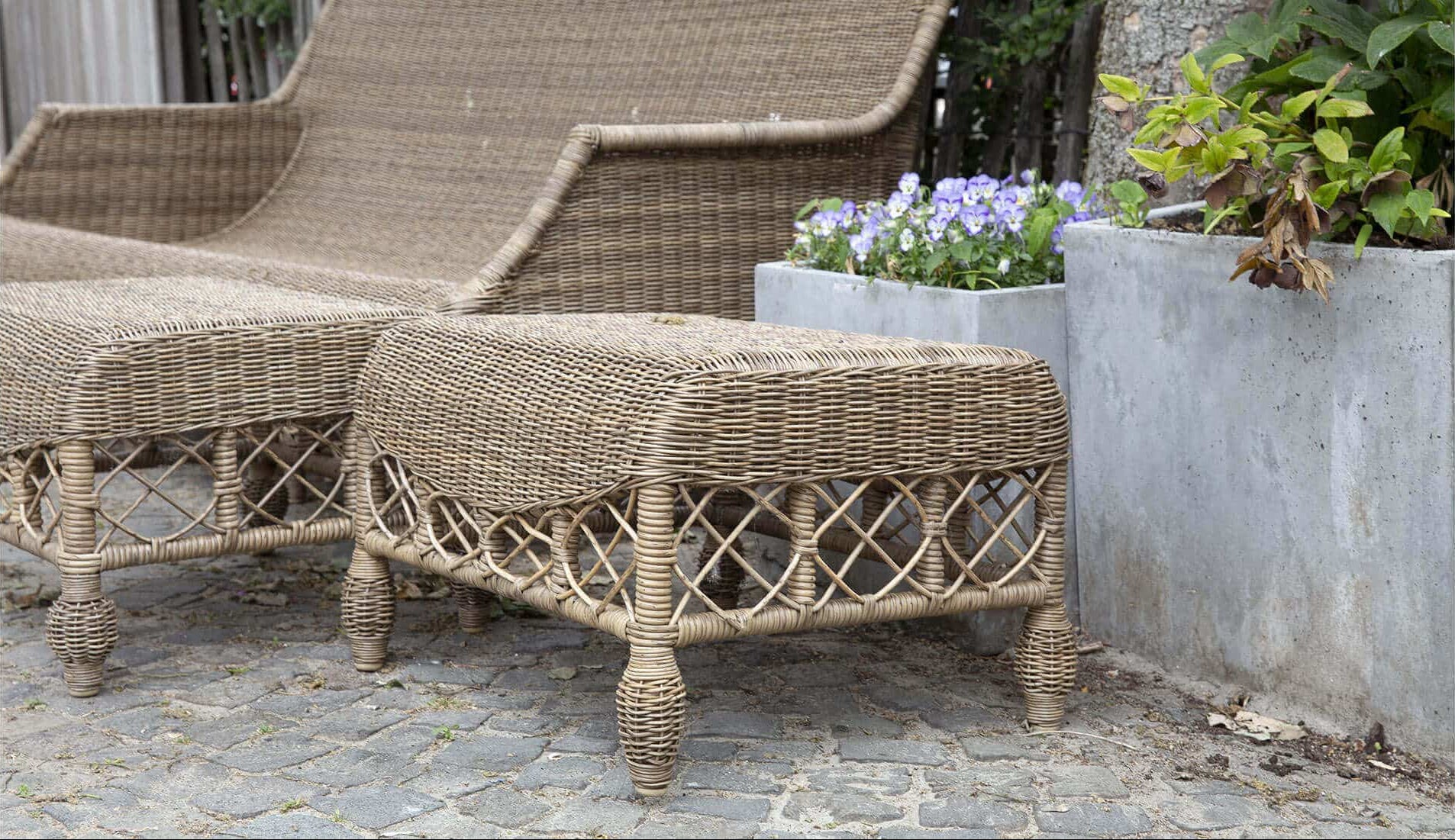 Flamant Empire garden pouf