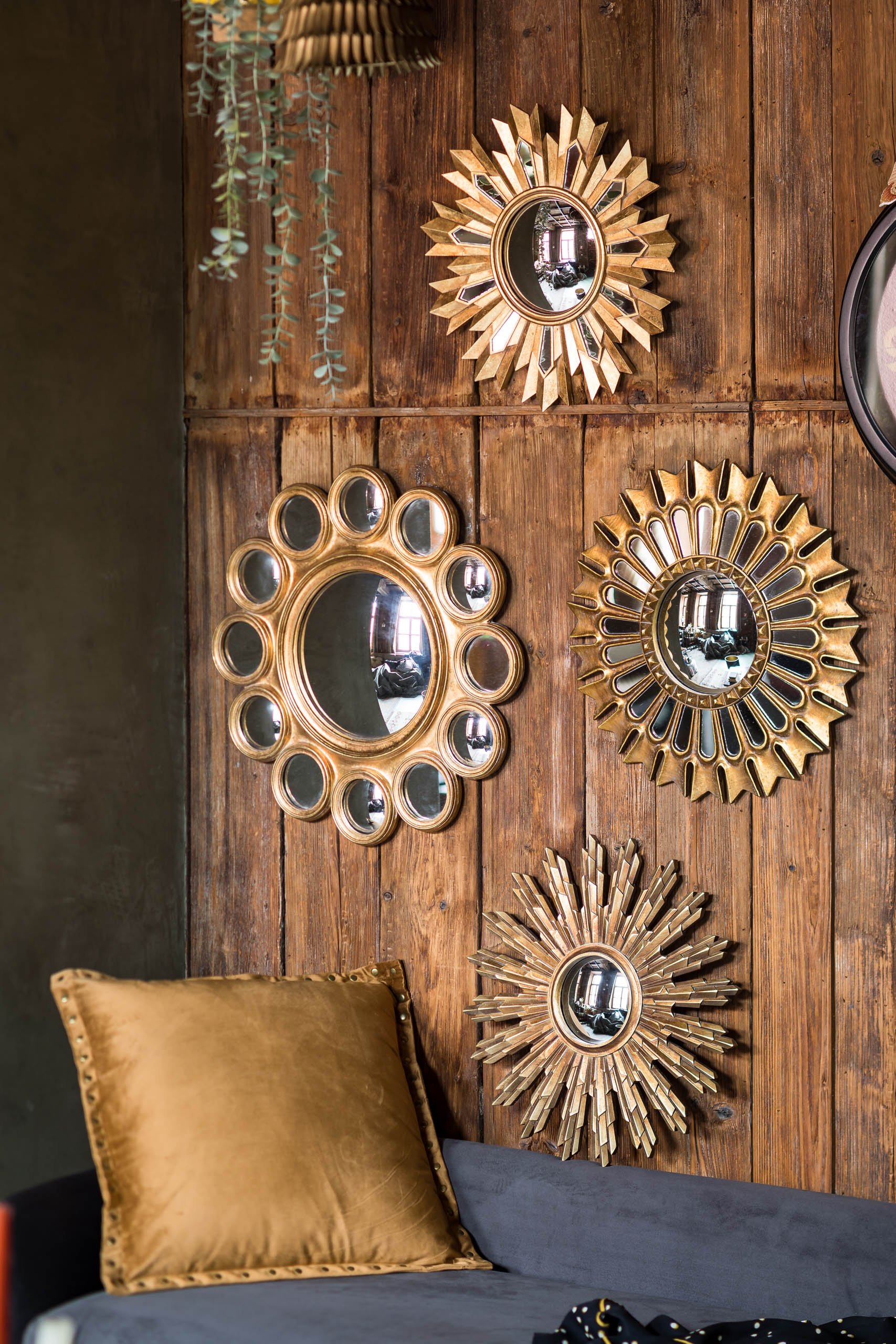 Golden convex mirror Doplo